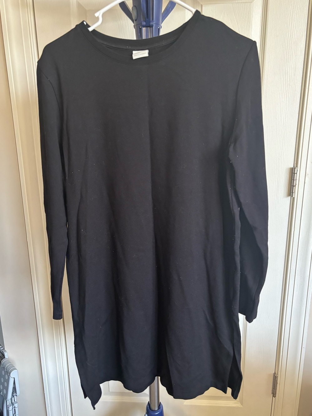 H&M Womenโs Black Crewneck Top